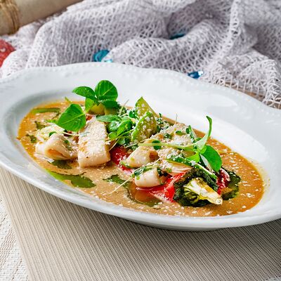 Командорский кальмар с перцем Рамиро и соусом Кокосовый Унаги в Сен Тропе по цене 780 ₽