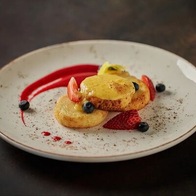 Сырники классические с заварным кремом и малиновым соусом в MeatBarrique по цене 750 ₽