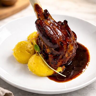 Баранья рулька с картофельно-морковным пюре в Ресторан Яуза по цене 1700 ₽