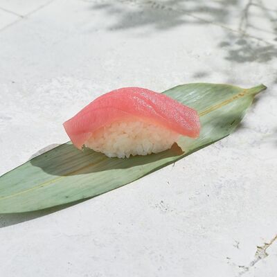 Суши с тунцом в Баклажан по цене 290 ₽