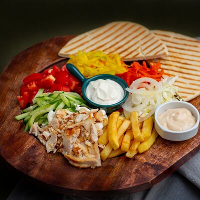 Шаверма Тейсти двойная на тарелке в #Шаверма_хауз по цене 650 ₽