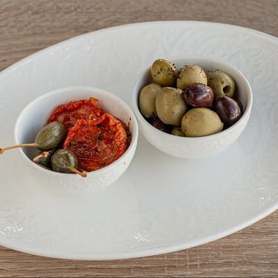 Микс оливок с вялеными томатами и каперсами в Эрато по цене 720 ₽