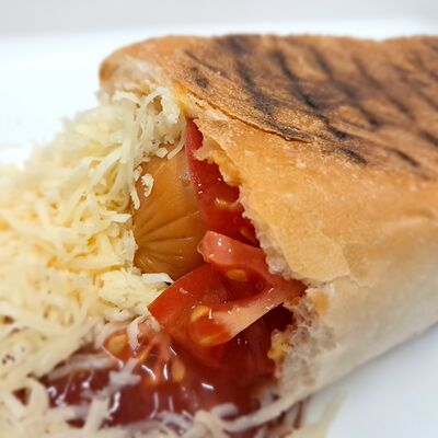 Хот-дог Сырный (полузакрытый) или в лаваше в Румяный-Взлётный по цене 275 ₽