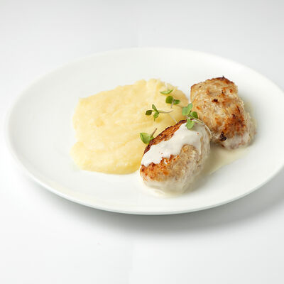 Котлеты куриные с картофельным пюре и сырным соусом в Dobro кофе по цене 570 ₽