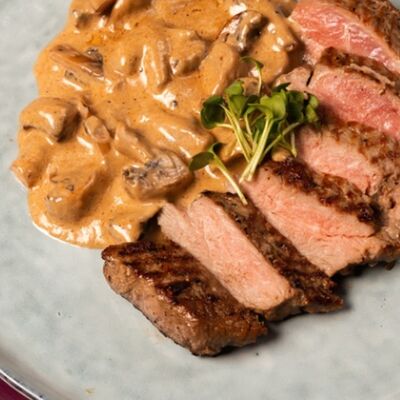 Стейк из говядины с грибным соусом в Время Ч по цене 1190 ₽