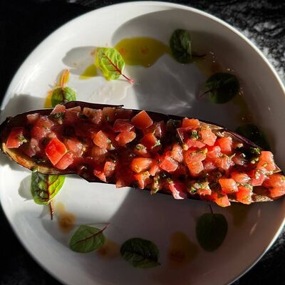 Запеченный баклажан с мятной сальсой в Молодость по цене 270 ₽