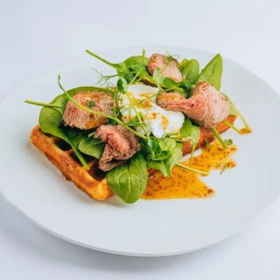Вафля кукурузная, ростбиф, рукола, пашотв DRINKEAT MOLECULA по цене 910 ₽