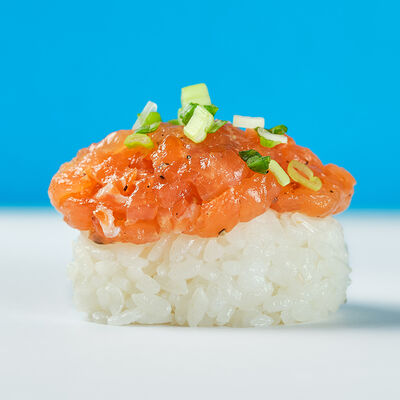 Суши Рубленный лосось слабой соли в Русалочка любит суши по цене 220 ₽