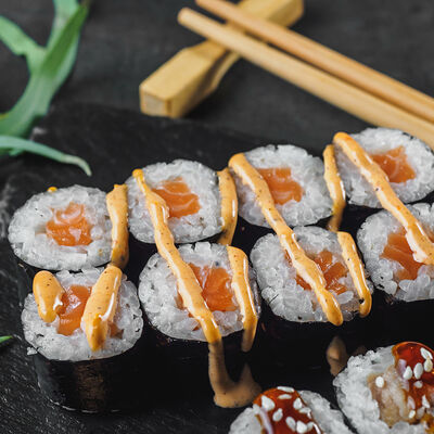 Ролл с лососем в Maki Family по цене 139