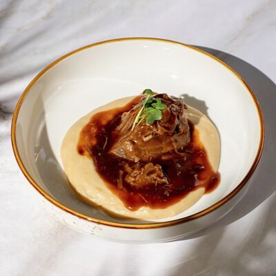 Телячьи щёчки с картофельным пюре в География по цене 1700 ₽