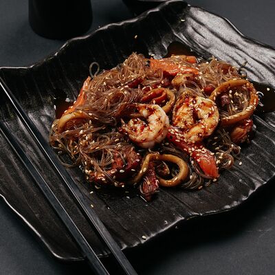 Фунчоза с морепродуктами и соусом ананас-чили в Mr СhanChines food по цене 360 ₽