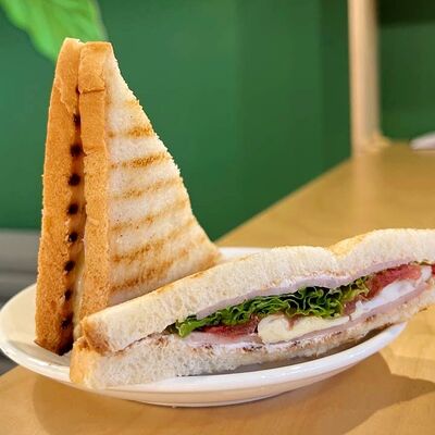 Сэндвич с ветчиной и яйцом в Green Green по цене 270 ₽