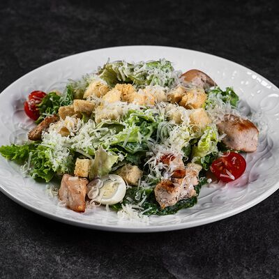 Цезарь с куриным филе в Добрый Мерлин по цене 638 ₽