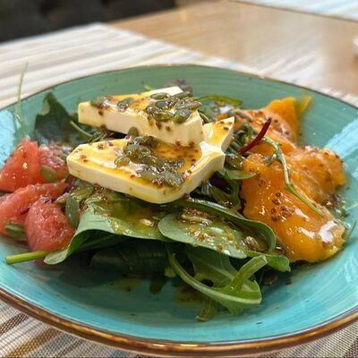 Салат с запеченной тыквой, сыром Фетакса и сегментами грейпфрута в Бальзамин по цене 610 ₽