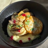 Сырники с александрийским кремом, малиновым сорбе и запеченным бананом в Voodoo bar