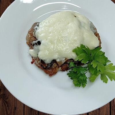 Свиная отбивная под грибами и сыром в НИРВАНА Арт бар по цене 260 ₽