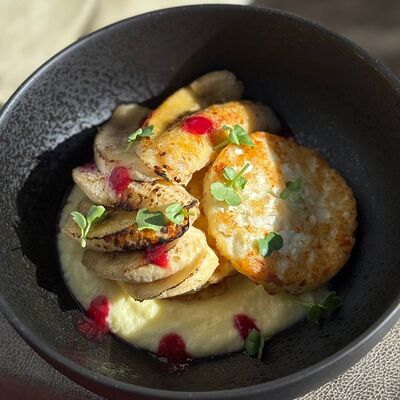 Сырники с александрийским кремом, малиновым сорбе и запеченным бананом в Voodoo bar по цене 540 ₽