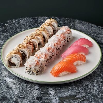 С суши и роллами в Суши в бутылке по цене 1900 ₽