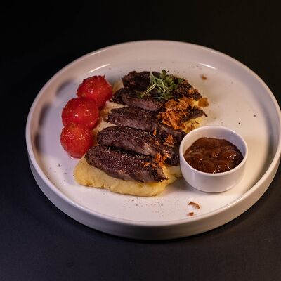 Говяжьи щечки с пюре в Berberry & ptichka по цене 750 ₽