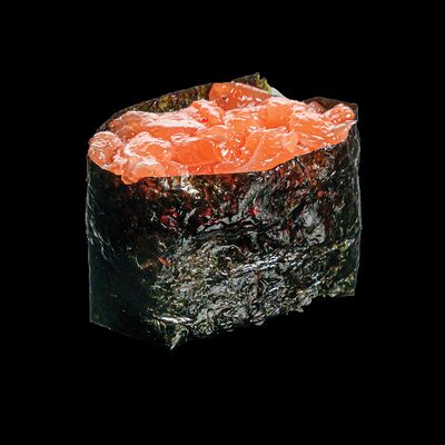 Гункан с лососем в MamaMai по цене 230 ₽