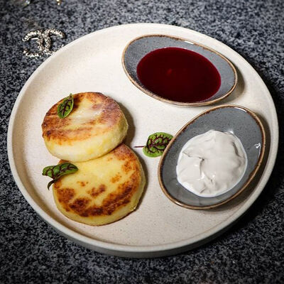 Сырники с клюквенным соусом в Sweetheart по цене 720 ₽