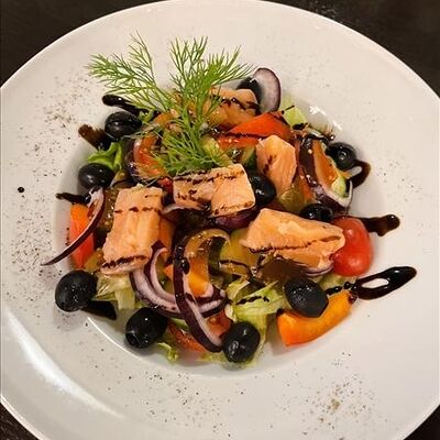 Любимый салат Генриха со слабосоленой семгой в Генрих и Генриетта по цене 450 ₽