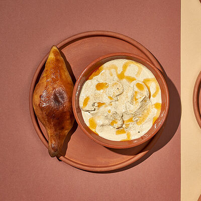 Сациви с курицей в Хачапури и Вино по цене 298 ₽