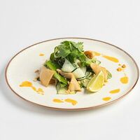 Салат с хрустящими кальмарами в Kitchen