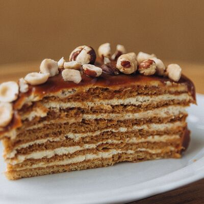 Медовик карамельный с арахисом в Sava по цене 490 ₽