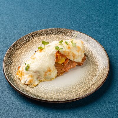 Горбуша запеченная с овощами в Мираж по цене 375 ₽