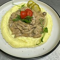 Бефстроганов с картофельным пюре в Le cafe veranda