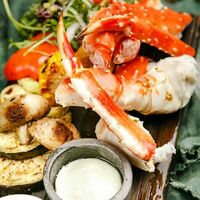 Камчатский краб на гриле с овощами гриль в Crab and caviar