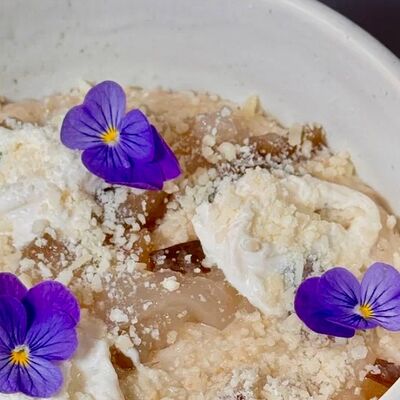 Овсяная каша с томленой грушей, творожным кремом и пармезаном в 1961 coffee по цене 380 ₽