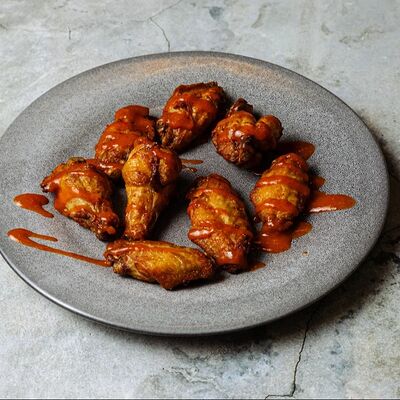 Куриные крылышки с острым соусом в Moloko по цене 450 ₽