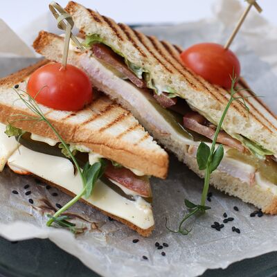 Сэндвич с курицей и сыром в Моё место по цене 325 ₽