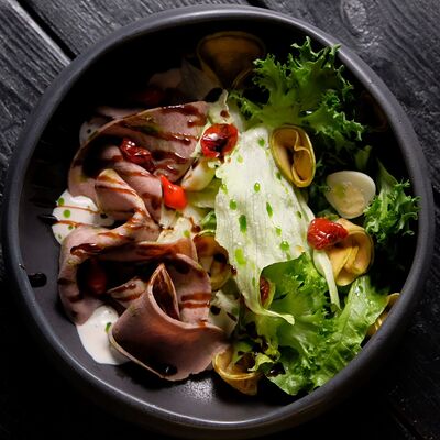 Телячий язык и маринованный цукини в Крафтер по цене 750 ₽