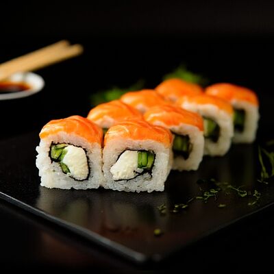 Ролл Филадельфия с лососем в АКАРИ SUSHI по цене 650 ₽