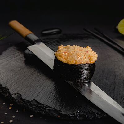 Гункан с крабом 1 шт в Ёжкин ролл по цене 159 ₽