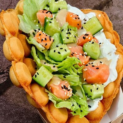 Баблс-вафля с копченым лососем и творожным сыром в In Joy по цене 590 ₽