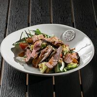 Салат с ростбифом, мини картофелем и овощами в Mojo Bar