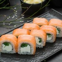 Ролл Филадельфия с зеленым луком в OMAKASE SUSHI ROLLS