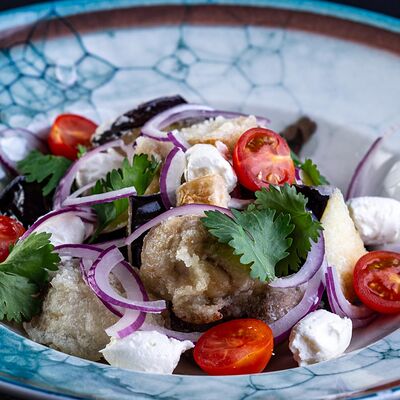 Салат с хрустящими баклажанами и шампиньонами в В теме вкуса по цене 617 ₽
