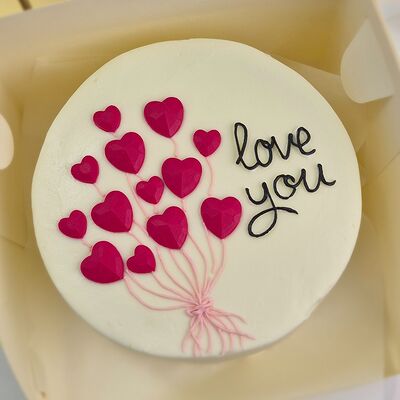 Бенто-торт Love you c шоколадными сердечками в Кондитерский дом Медовый по цене 1845 ₽