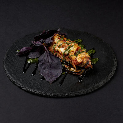 Баклажаны, запеченные с сыром сулугуни и соусом песто в ЛАЛИКО ГРУЗИНСКАЯ КУХНЯ по цене 590 ₽