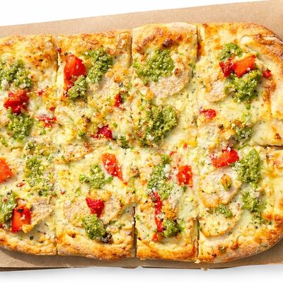 Римская пицца цыпленок, песто, томатв Chinch по цене 1600 ₽