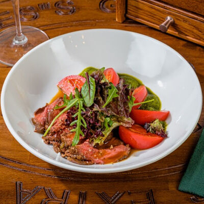 Стейк салат с розовыми томатами в Big Jim’s Pub по цене 1060 ₽