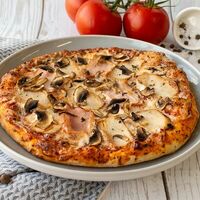 Пицца с курицей, беконом и грибамив Гудди