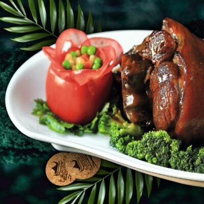 Тушеная свиная рулька под соевым соусом в LAOBAN по цене 1750 ₽