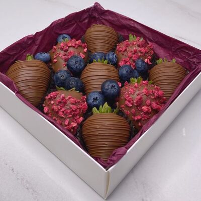 Клубника в молочном шоколаде с голубикой «Классика»в Клубника в шоколаде Chocoberry Place по цене 2390 ₽