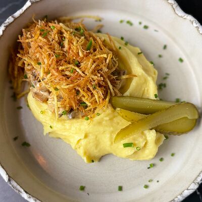 Бефстроганов с картофельным пюре в Вино и булки по цене 950 ₽